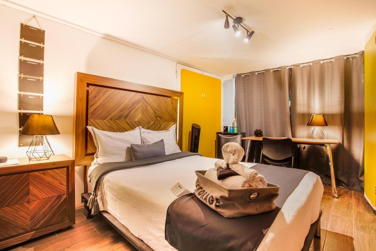 Deluxe Double Room Shower