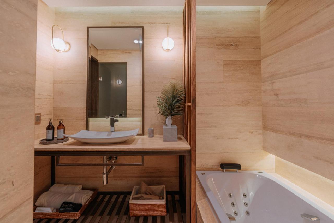 Deluxe Double Room Bath