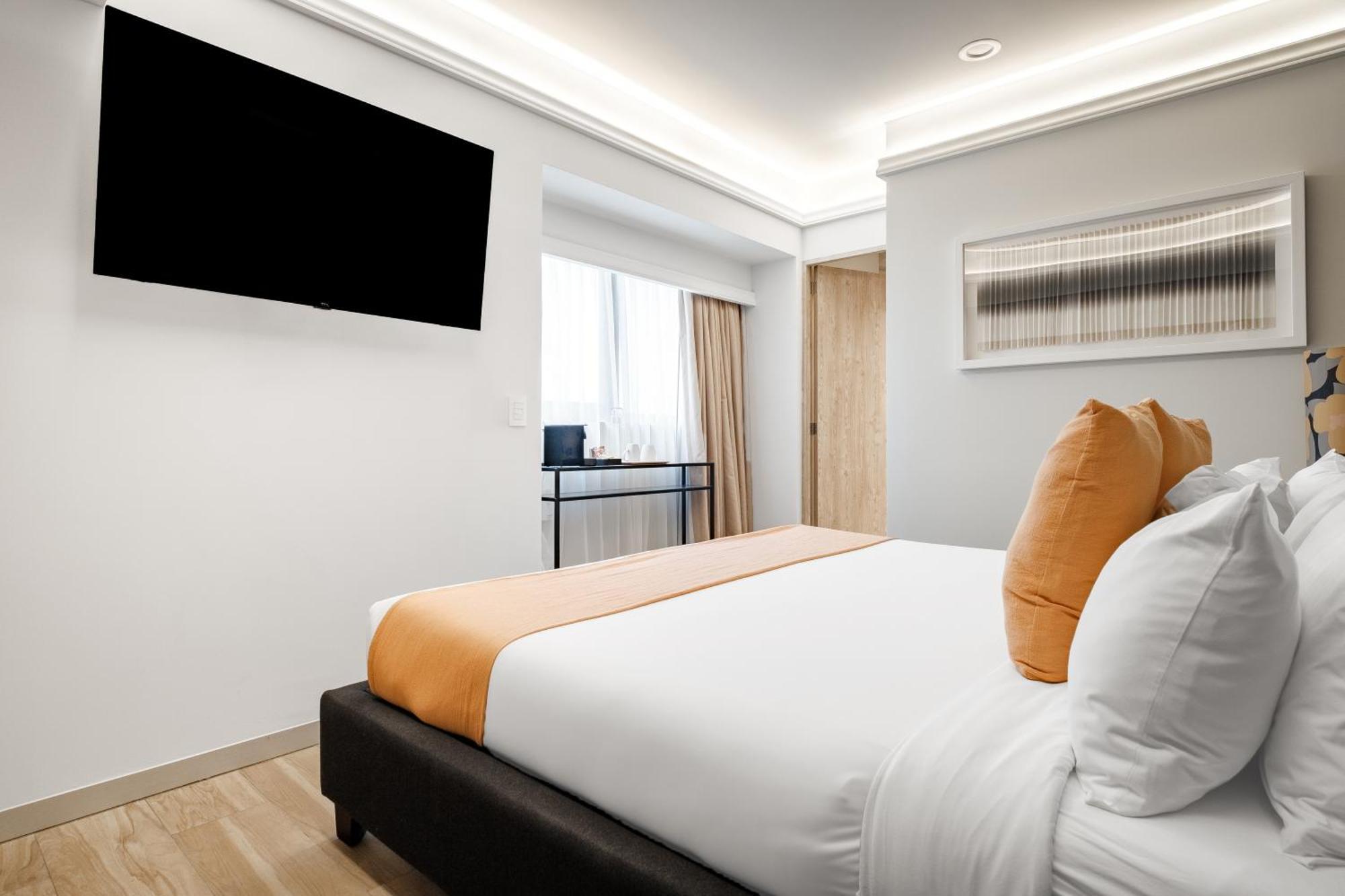 Habitación con cama extragrande.