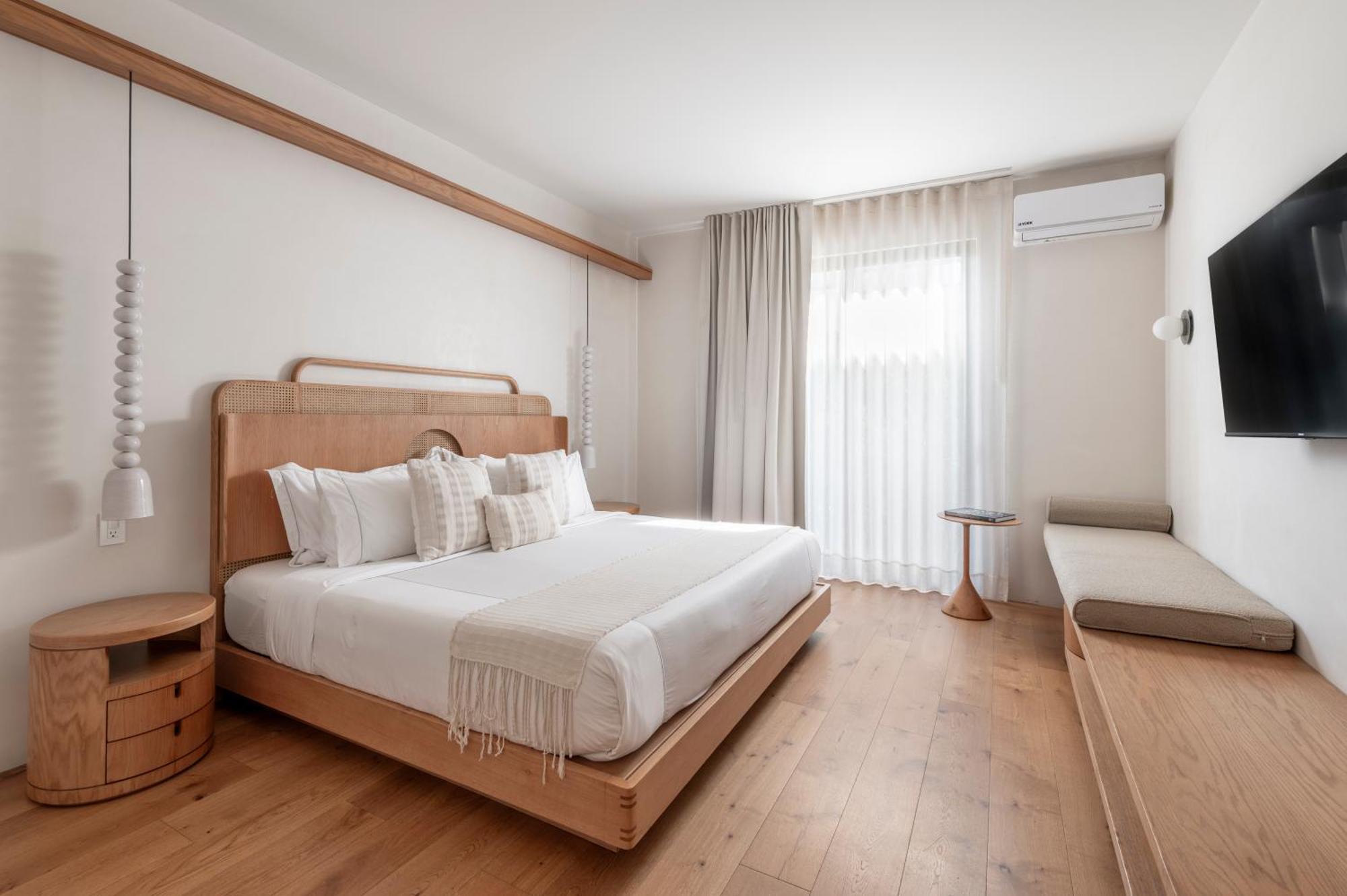 Habitación con cama extragrande.