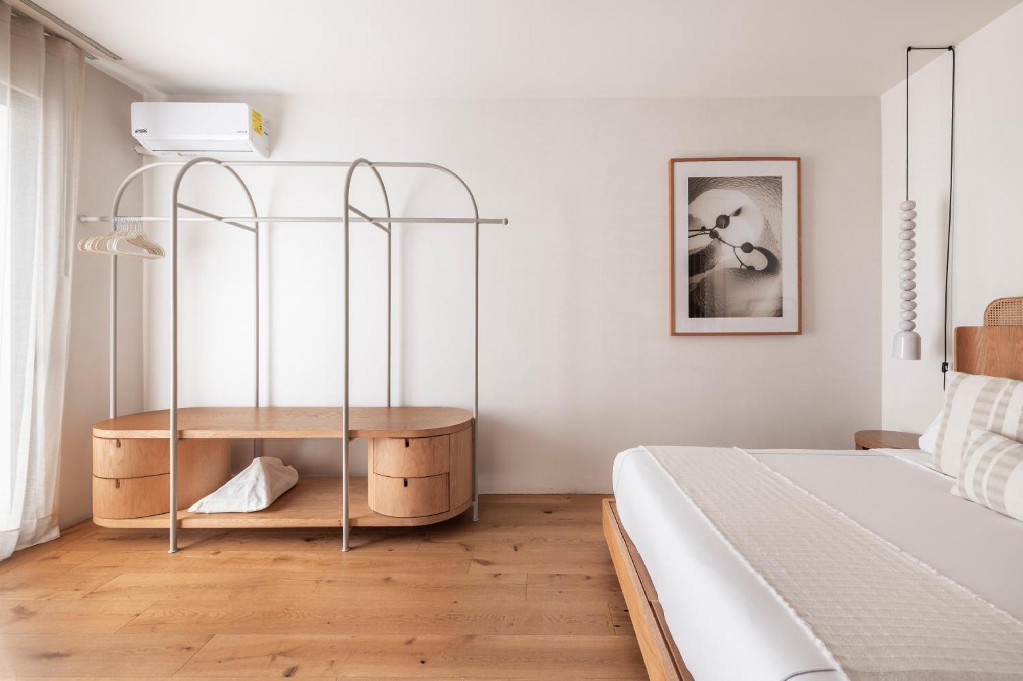Habitación con cama grande